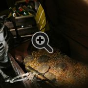Un esqueleto con monedas de oro de la sala de escape "Tesoro Azteca" en Barcelona