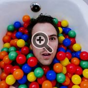 Una persona en bañera llena de pelotas en escape room "After-Party" de Lock-Clock