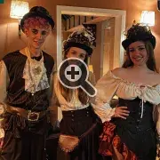 Game Masters en vestimenta steampunk durante un evento coprorativo