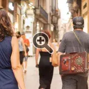 Jugadores caminando por Barcelona en un escape room al aire libre