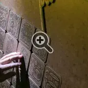 Jugador resolviendo un enigma en "Tesoro Azteca" escape room