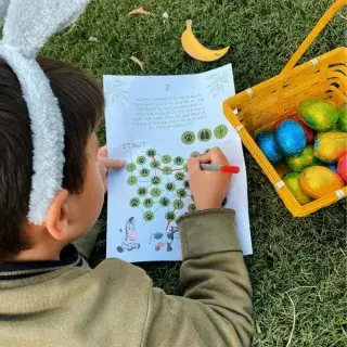 Niño haciendo búsqueda de huevos de Pascua durante la Semana Santa