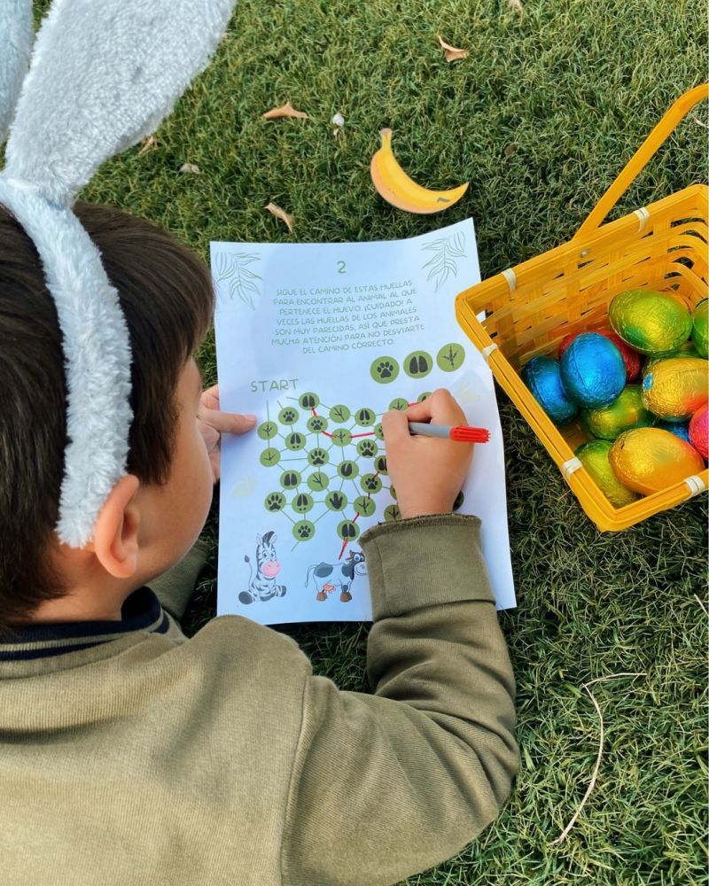 Niño haciendo búsqueda de huevos de Pascua durante la Semana Santa