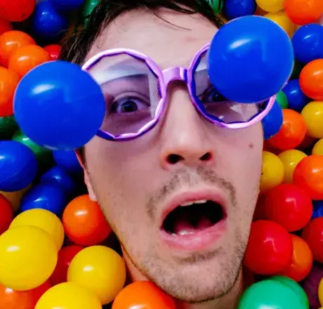 Un chico en el escape room After-Party de Lock-Clock