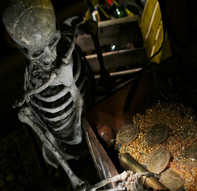 Un esqueleto con un cofre lleno de tesoro en escape room de Lock-Clock en Barcelona